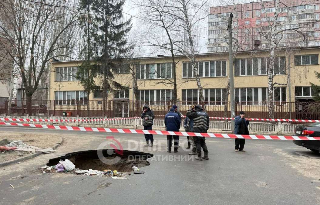 Сміттєвоз провалився в колектор на Набережній Перемоги в Дніпрі: без води два будинки та дитсадок