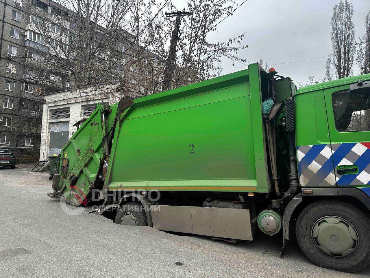 Мусоровоз провалился в коллектор на Набережной Победы в Днепре: без воды два дома и детсад