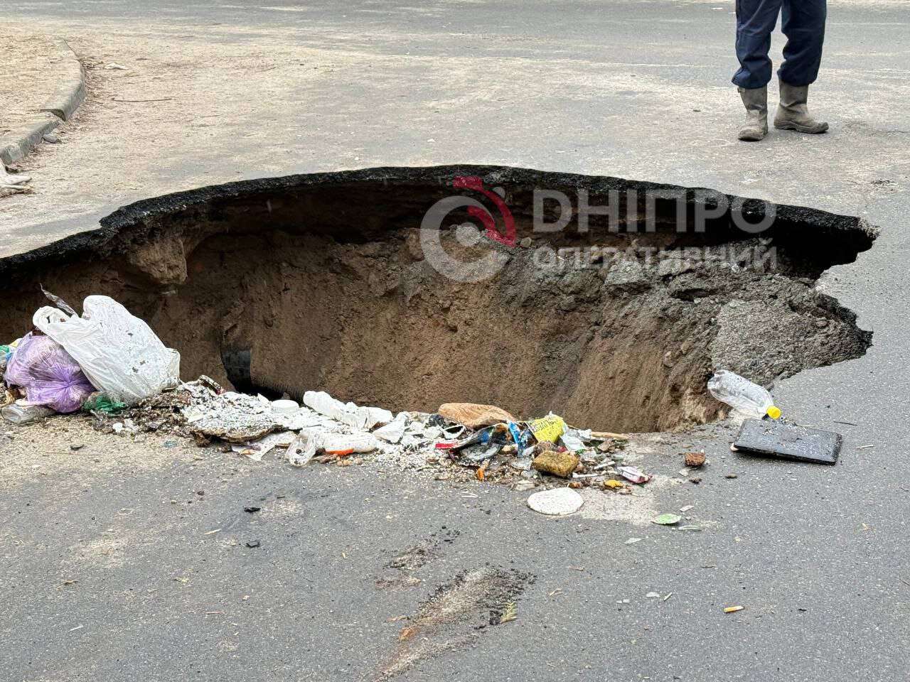 Мусоровоз провалился в коллектор на Набережной Победы в Днепре: без воды два дома и детсад