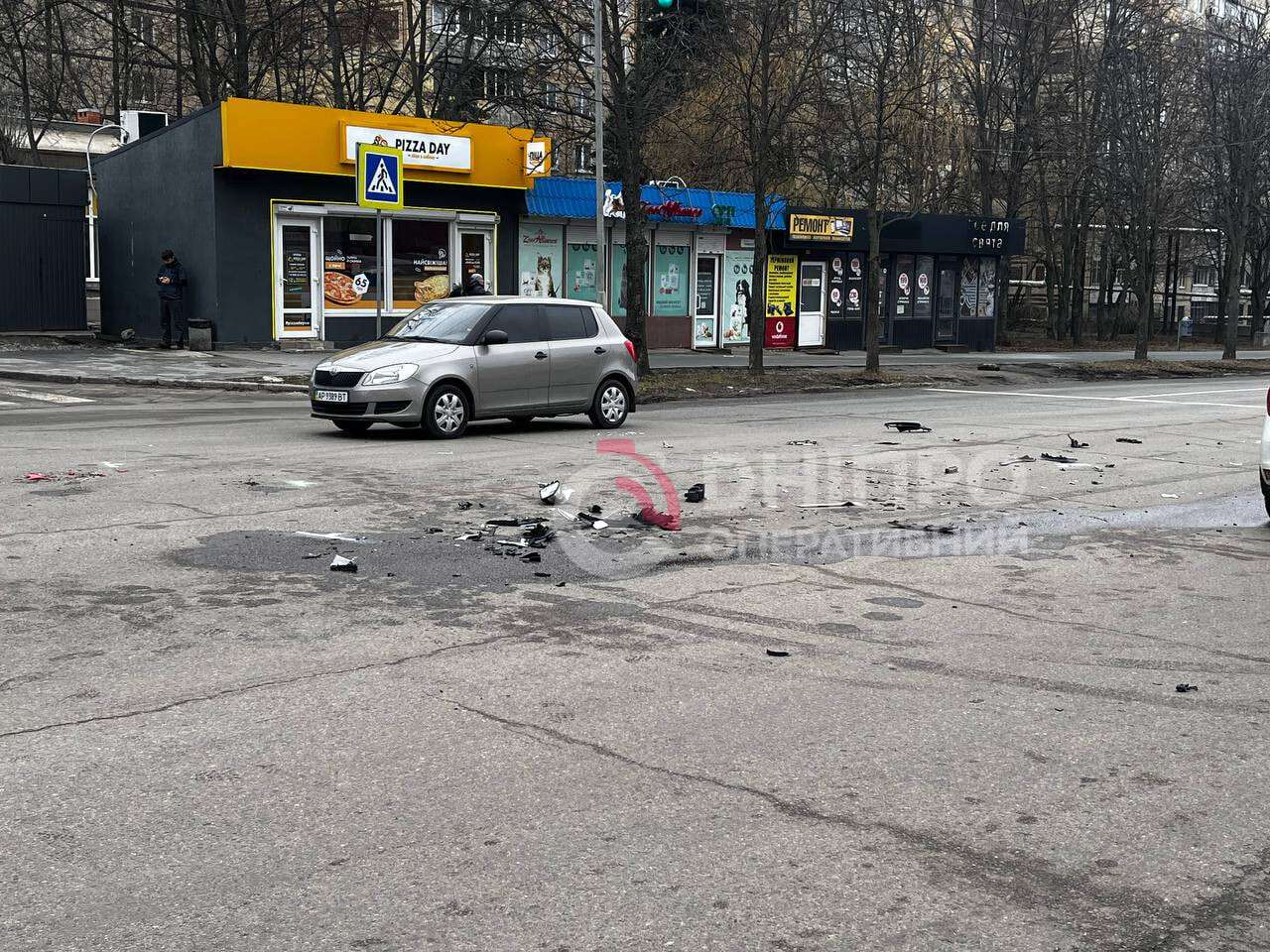 ДТП на Панікахи 19.03: легковик зіткнувся з вантажівками - подробиці та відео