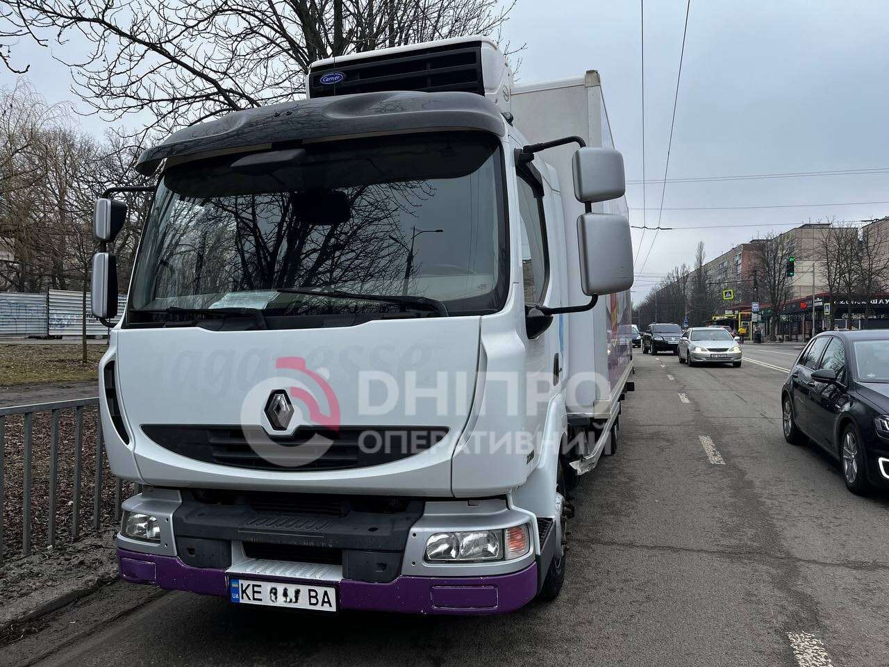 ДТП на Паникахи 19.03: легковушка столкнулась с грузовиками