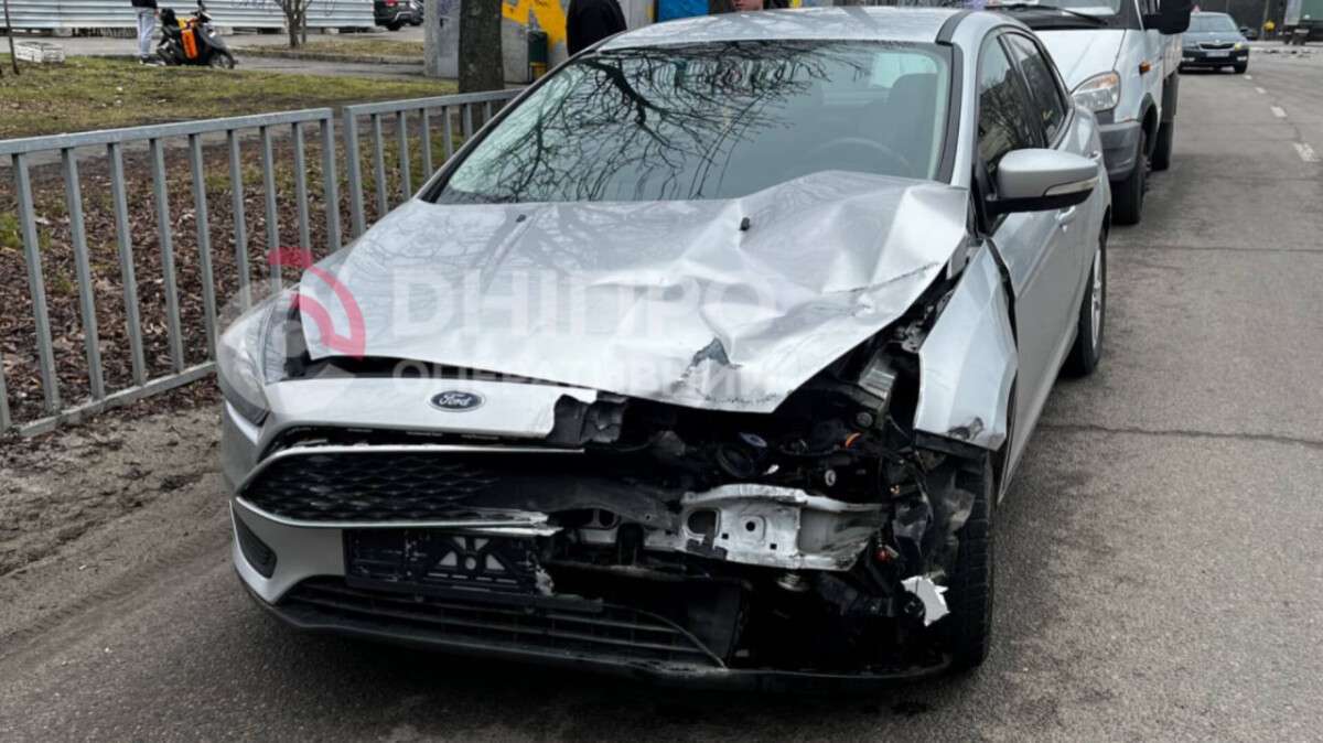 ДТП на Паникахи 19.03: легковушка столкнулась с грузовиками