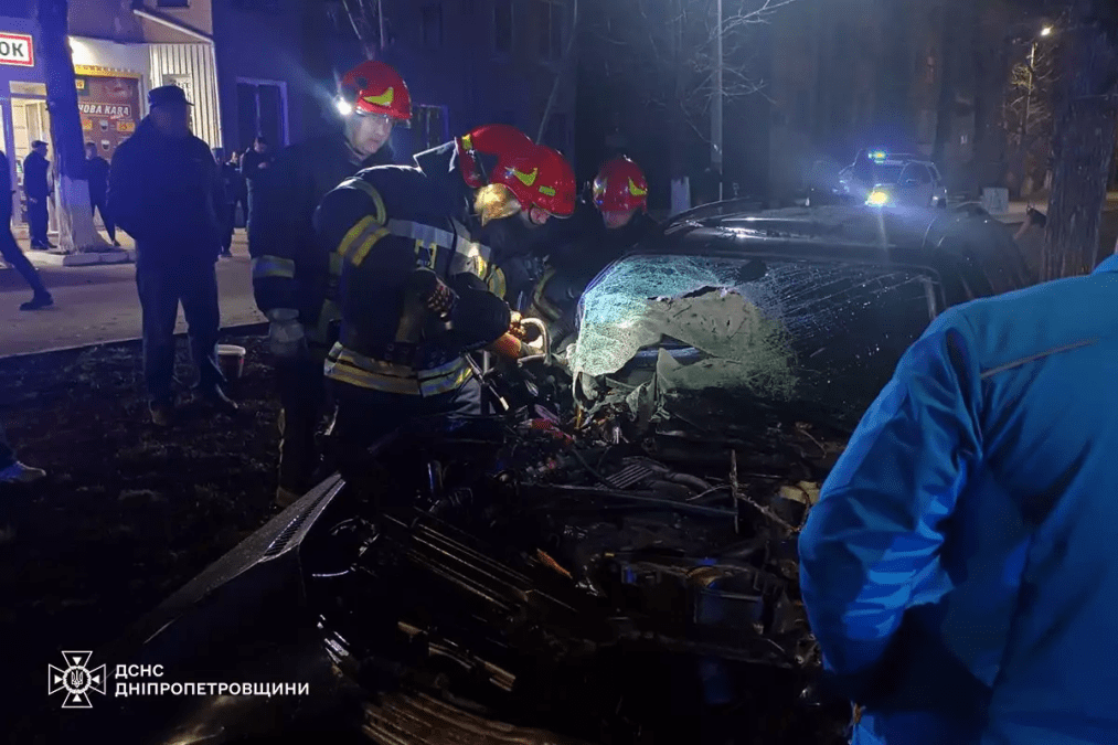 Женщину вырезали из разбитого автомобиля: подробности ДТП с «BMW» на Днепропетровщине