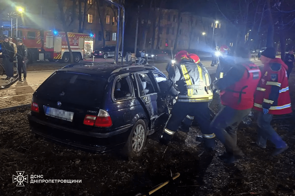 Женщину вырезали из разбитого автомобиля: подробности ДТП с &laquo;BMW&raquo; на Днепропетровщине