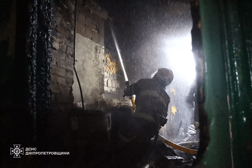 На Дніпропетровщині під час нічної пожежі врятували чоловіка