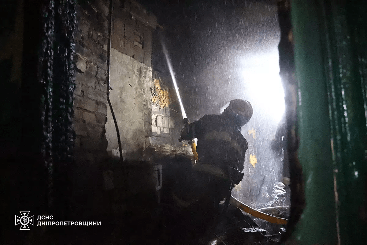 На Дніпропетровщині під час нічної пожежі врятували чоловіка
У Дніпропетровській області вночі вогнеборці ліквідували пожежу в житловому будинку та врятували чоловіка. Про це повідомили у Головному управлінні ДСНС…