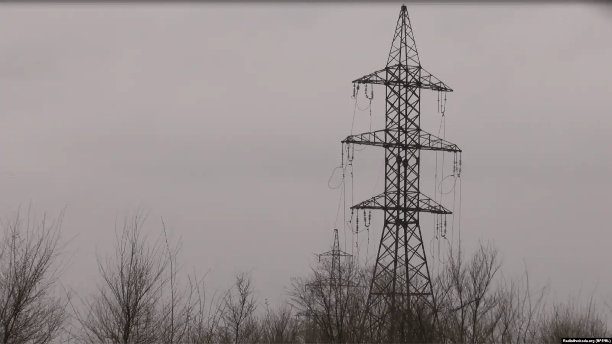 На Днепропетровщине подросток залез на опору ЛЭП и погиб от удара током