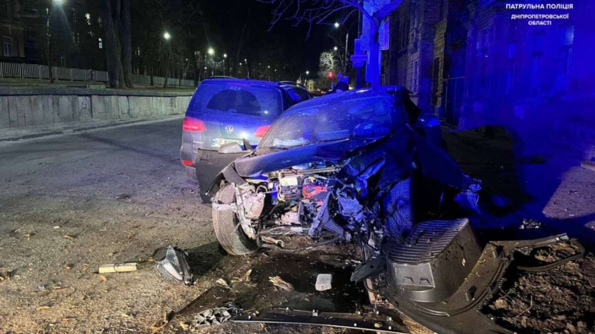 Страшна ДТП на Гоголя: неповнолітній на Tesla влетів у будинок