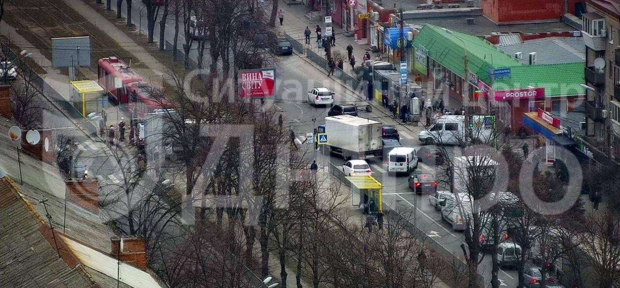 ДТП на Рабочей 24 марта: столкнулись Mercedes и Volkswagen, пострадал пешеход