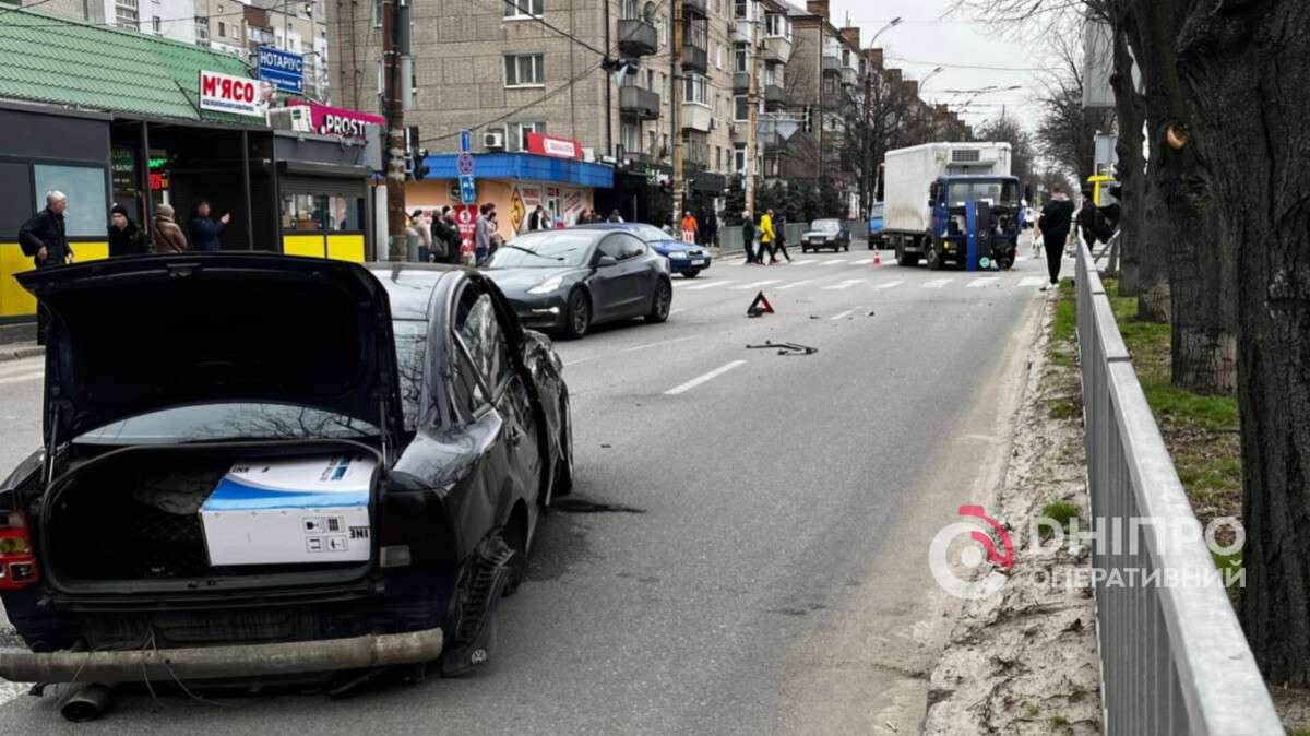 ДТП на Рабочей 24 марта: столкнулись Mercedes и Volkswagen, пострадал пешеход