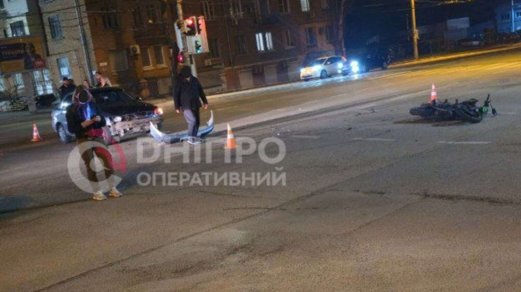 У Дніпрі на Богдана Хмельницького зіткнулися мотоцикл та легковик, є постраждалі: відео моменту ДТП
Минулого вечора на проспекті Богдана Хмельницького сталася серйозна аварія з постраждалими. Про це повідомляє "Дніпро Оперативний".
Згідно із записо