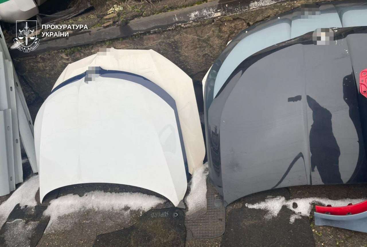 Серії крадіжок з авто у Дніпрі: підозрюваних спіймали