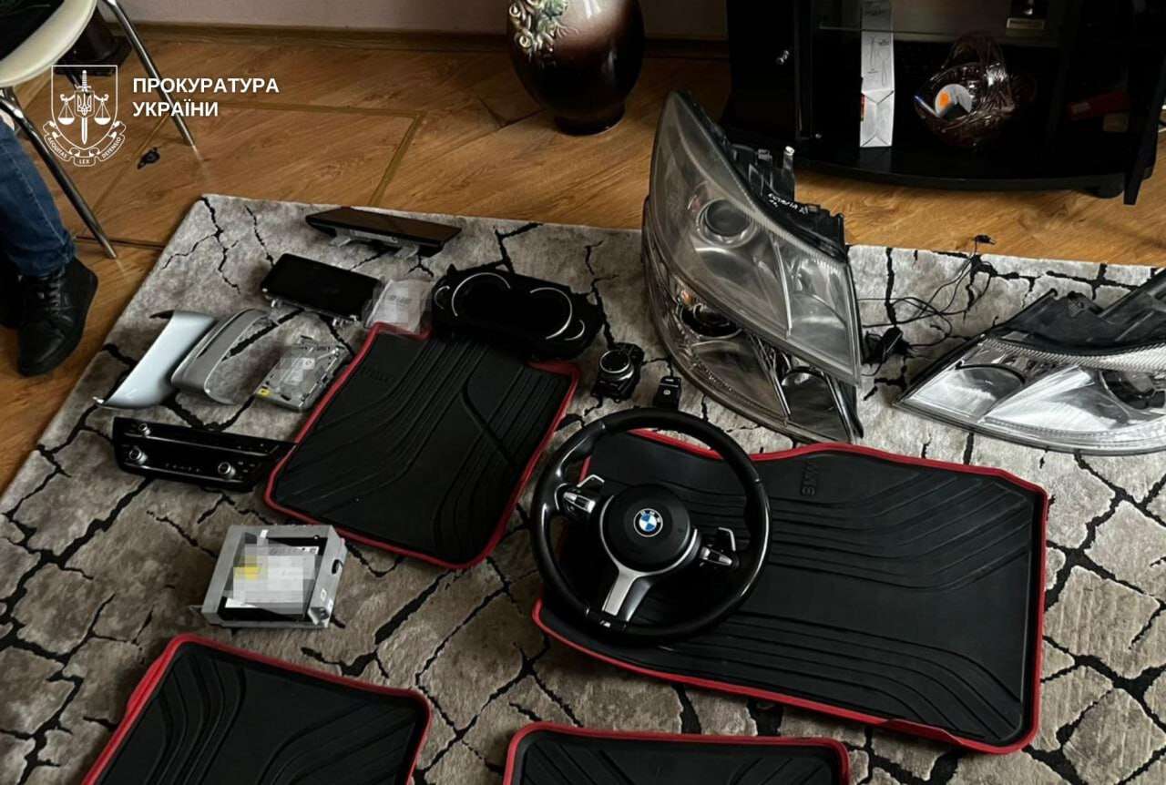 Серии краж из авто в Днепре: подозреваемых поймали