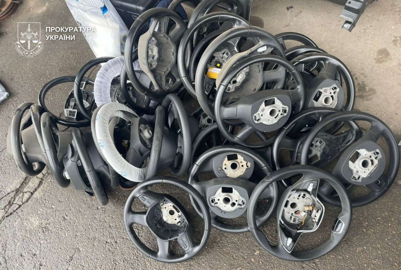 Серии краж из авто в Днепре: подозреваемых поймали