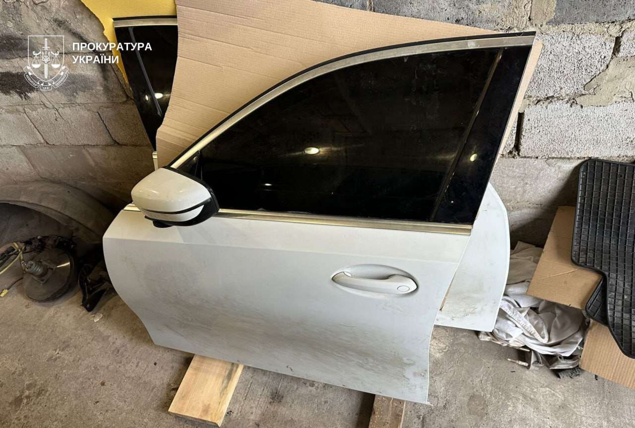 Серии краж из авто в Днепре: подозреваемых поймали