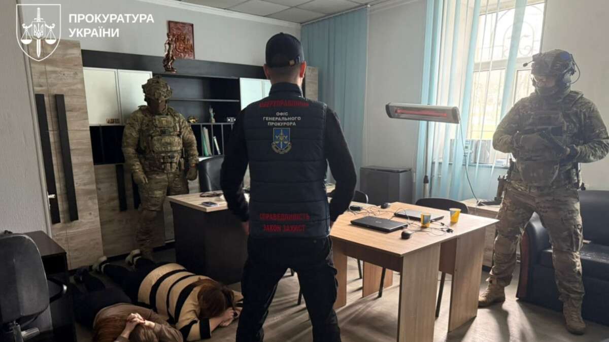 Шахрайський "офіс" ліквідували в Дніпрі: псевдоромантика та криптоінвестиції