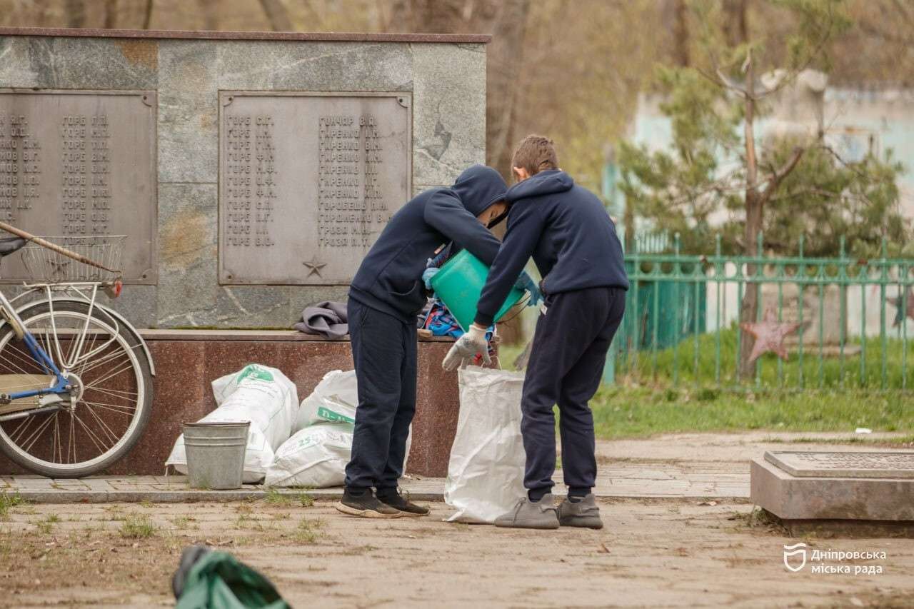 Весняне прибирання: лівий берег міста об'єднався заради чистоти та затишку