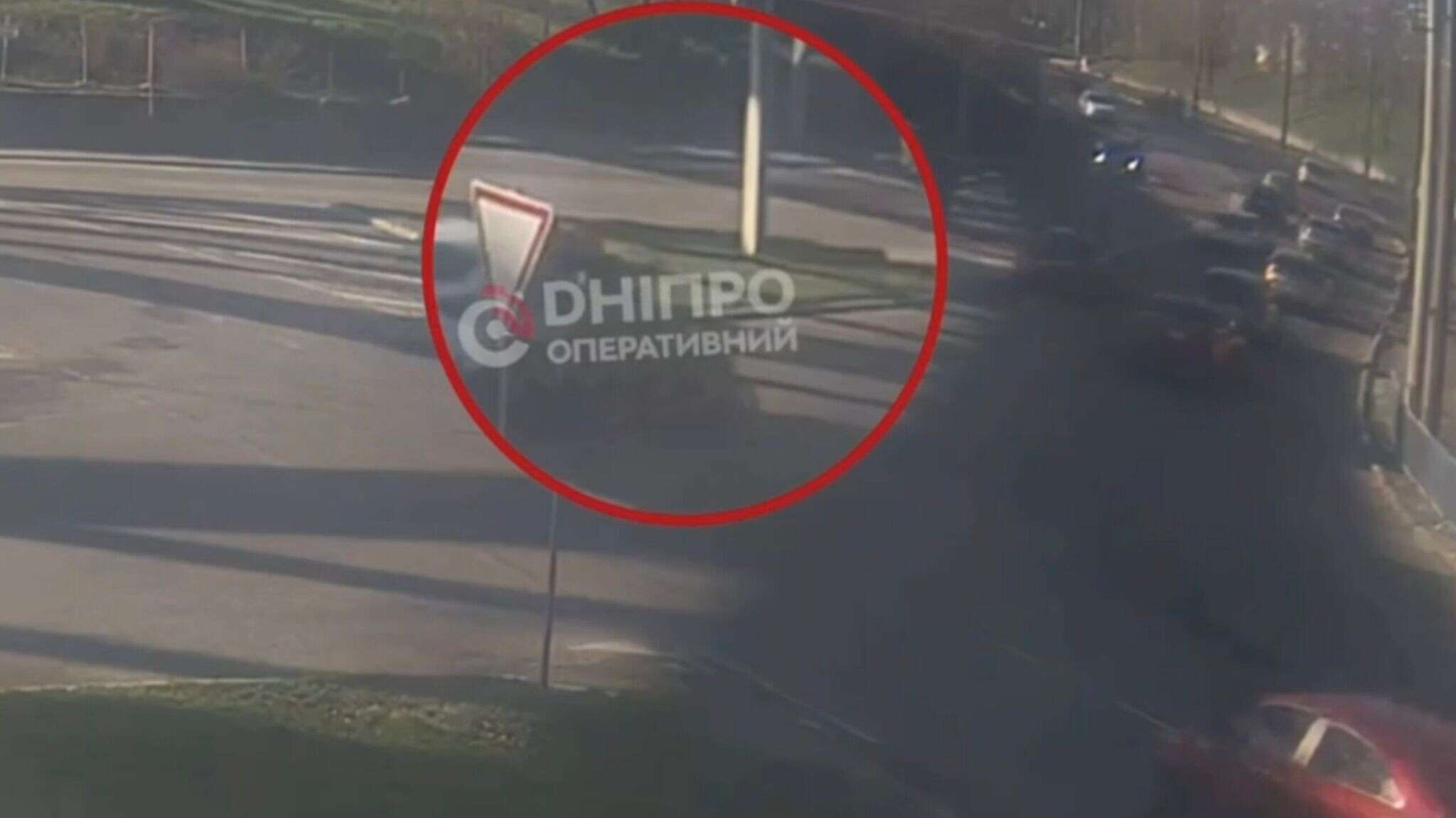 У Дніпрі на Січеславській Набережній зіткнулися мотоцикл та авто: відео моменту
Вранці понеділка, 6 квітня, у Дніпрі сталося зіткнення мотоцикла та авто. Момент дорожньо-транспортної пригоди зафіксували камери Ситуаційного центру міста, передає…