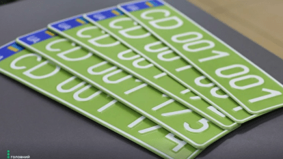Деякі авто в Україні отримуватимуть оливкові номерні знаки