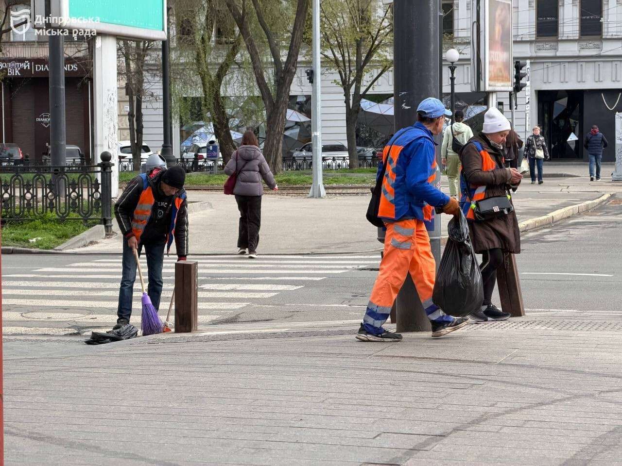 Весняне прибирання: комунальники Дніпра з ранку до вечора наводять лад у місті