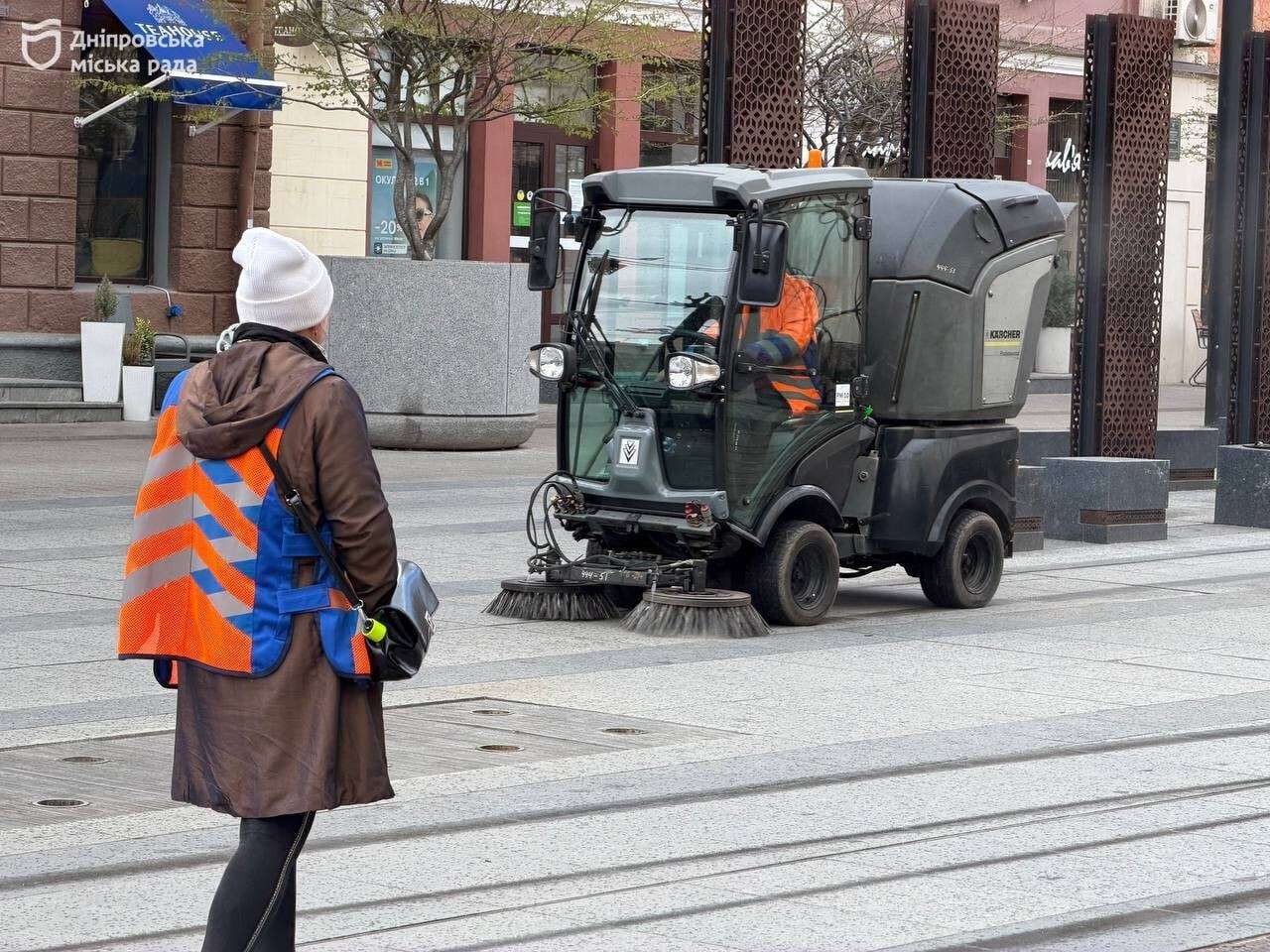 Весенняя уборка: коммунальщики Днепра с утра до вечера наводят порядок в городе