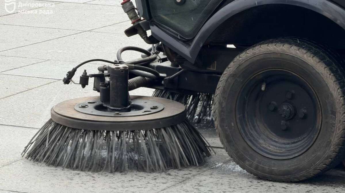 Весенняя уборка: коммунальщики Днепра с утра до вечера наводят порядок в городе