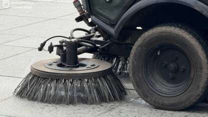 Весенняя уборка: коммунальщики Днепра с утра до вечера наводят порядок в городе