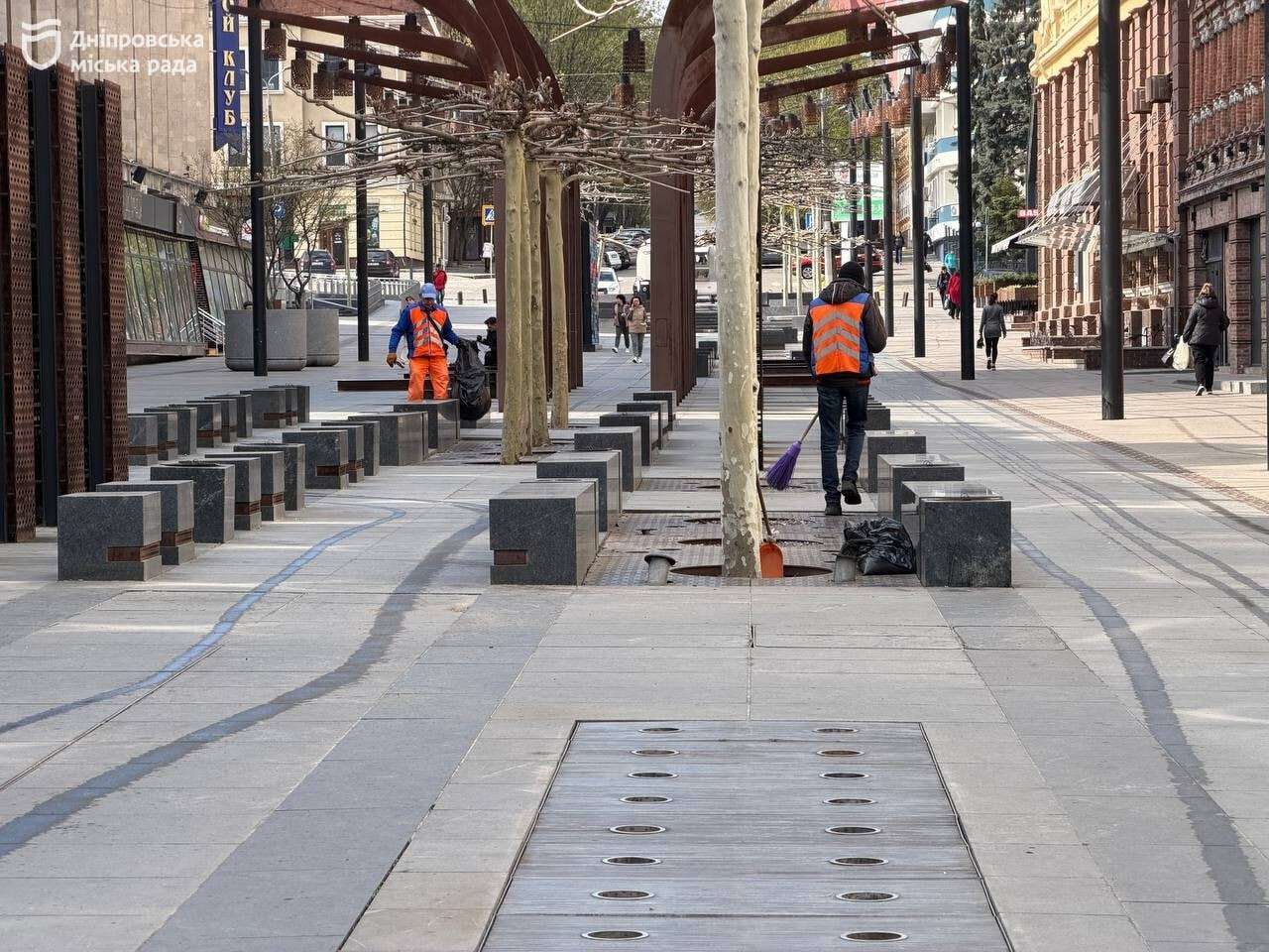 Весенняя уборка: коммунальщики Днепра с утра до вечера наводят порядок в городе