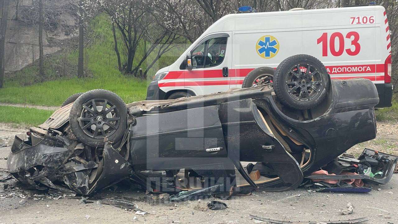 Легковой автомобиль слетел с моста на Днепропетровщине 13.04.2026