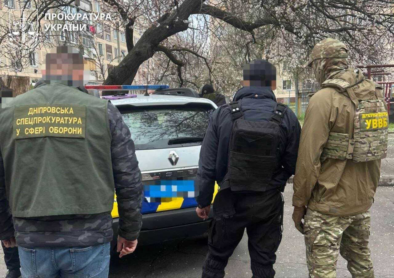 Вигадав хворобу матері: на Дніпропетровщині військового судили за ухилення від служби та шахрайство
Військовий на Дніпропетровщині намагався уникнути служби, вигадавши історію про хвору матір, але замість цього опинився на лаві підсудних. Про це…