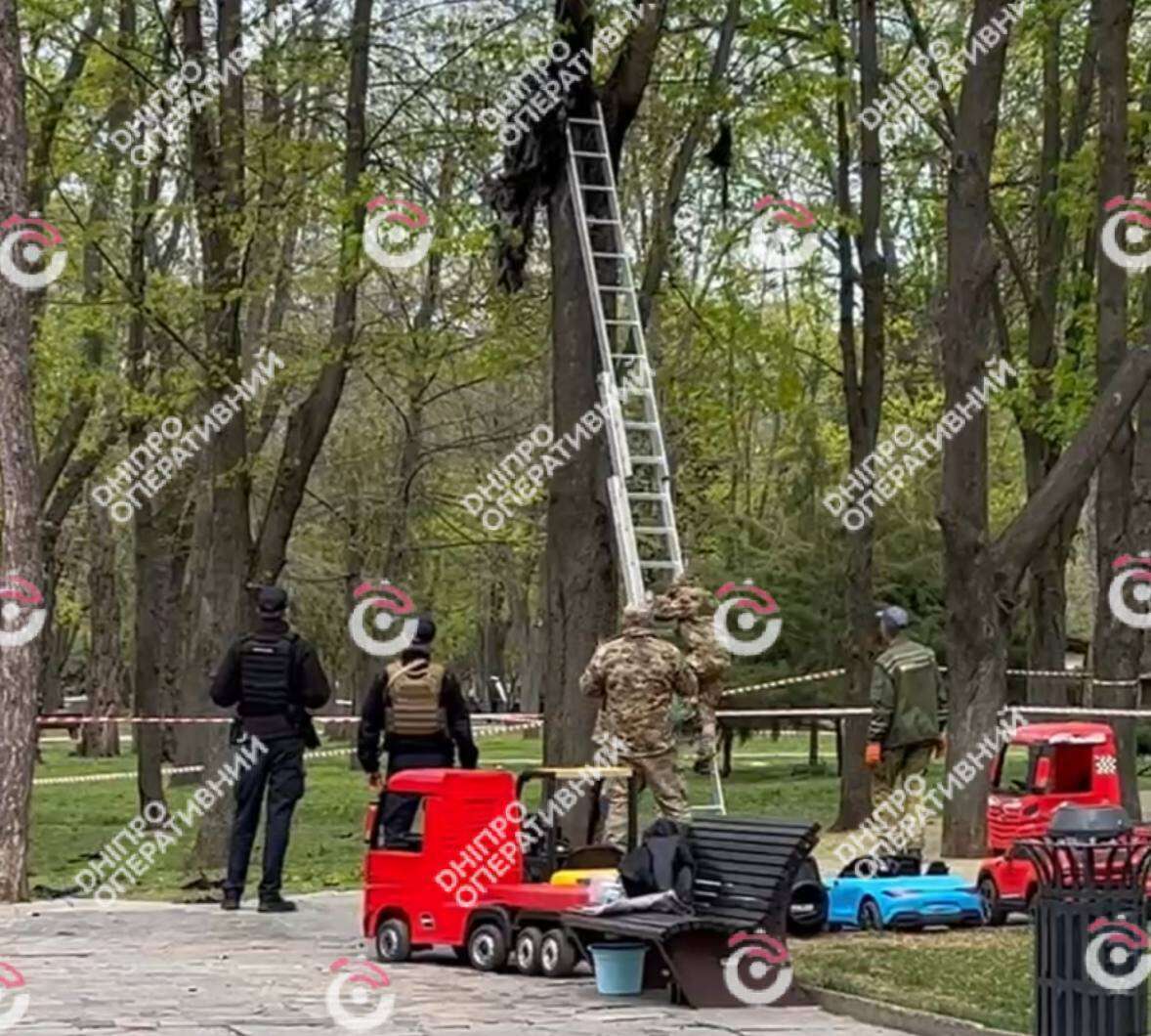 Обломок БПЛА упал посреди парка во время атаки 17 апреля 2026