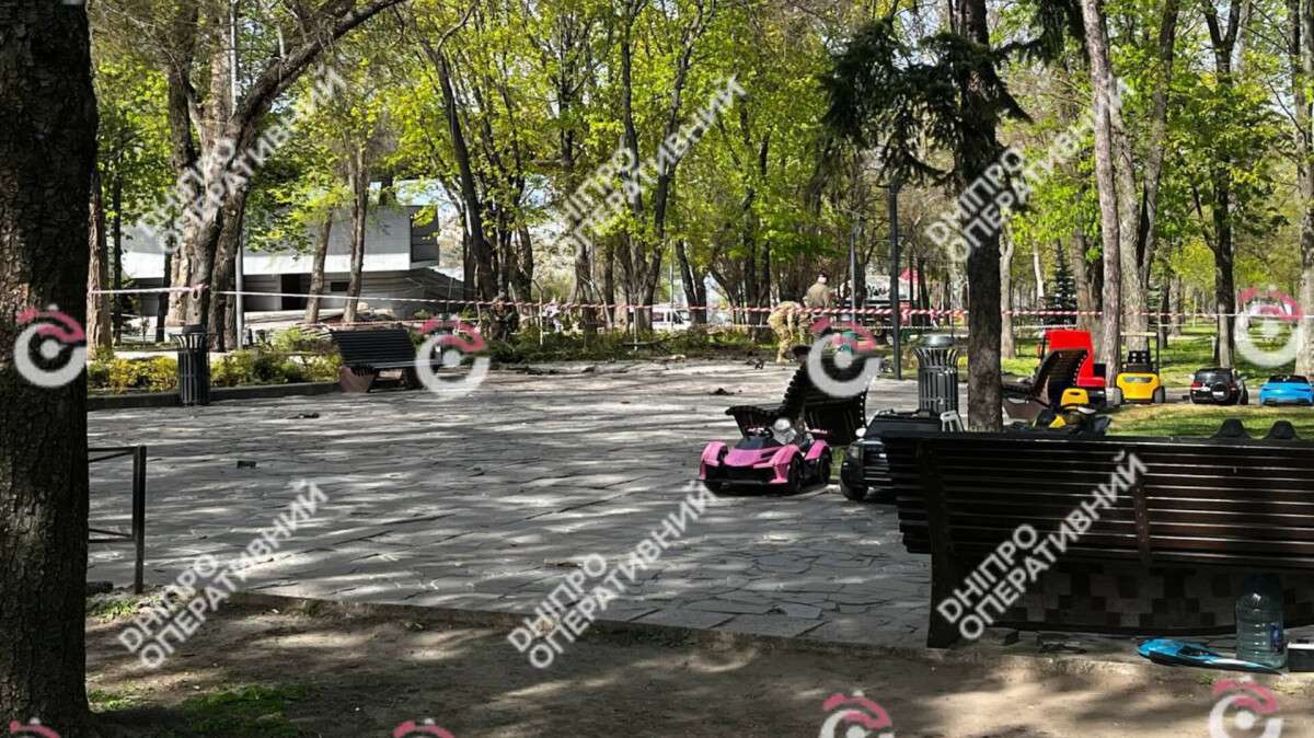 Обломок БПЛА упал посреди парка во время атаки 17 апреля 2026