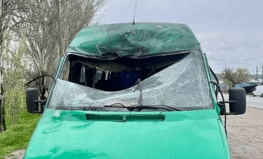 FPV-дрон вдарив по маршрутці на Нікопольщині: серед поранених є дитина