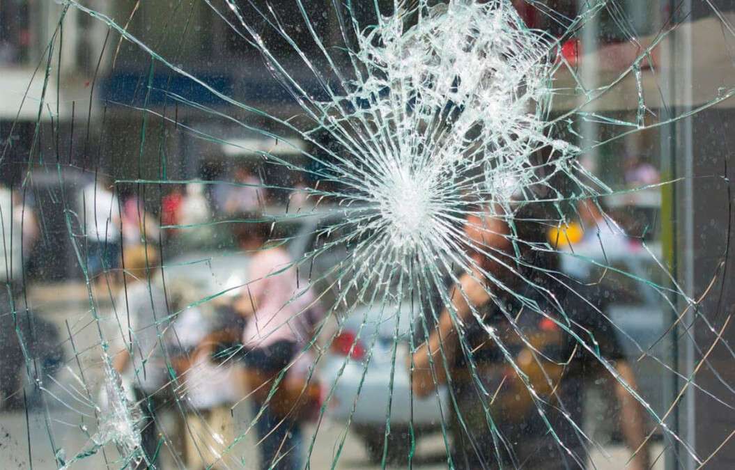 Захисна бронеплівка проти скотчу: чим краще заклеїти вікна від вибухової хвилі