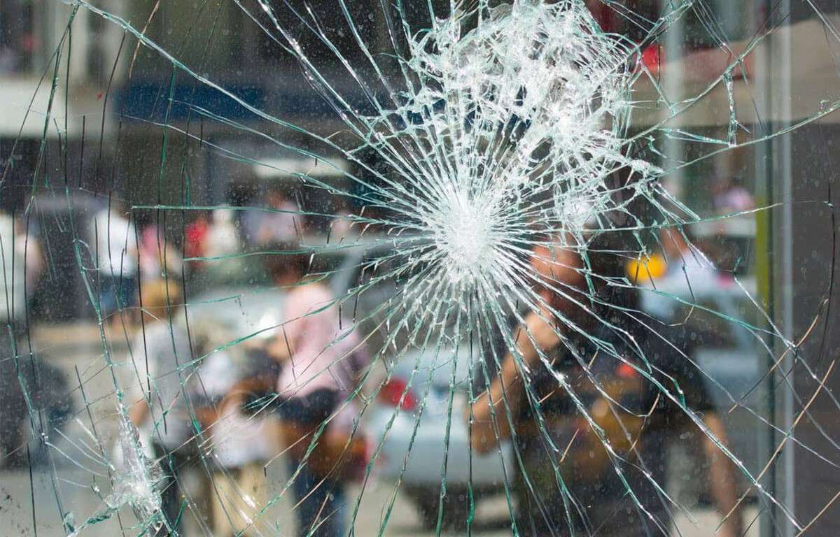 Захисна бронеплівка проти скотчу: чим краще заклеїти вікна від вибухової хвилі
Безпека оселі залишається пріоритетом для українців у 2026 році. Одними з найуразливіших елементів житла залишаються скляні конструкції. Під час детонації…
