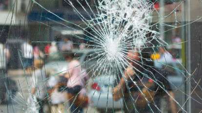 Захисна бронеплівка проти скотчу: чим краще заклеїти вікна від вибухової хвилі