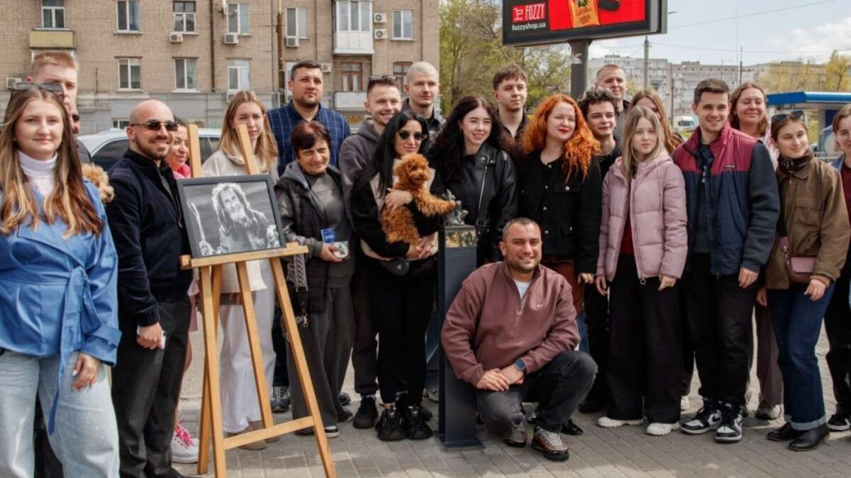 Дніпровський "Форрест Гамп": встановили мініскульптуру на честь міської легенди