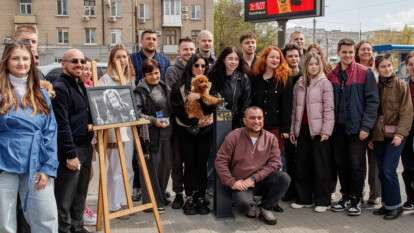 Днепровский «Форрест Гамп»: установили минискульптуру в честь городской легенды