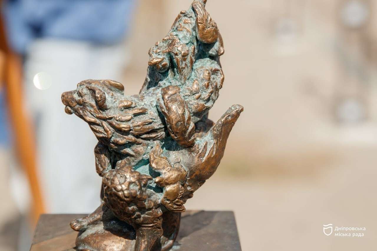 Днепровский &laquo;Форрест Гамп&raquo;: установили минискульптуру в честь городской легенды