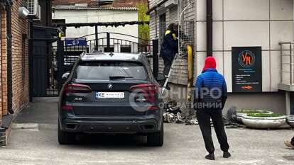 BMW вʼїхав у газову трубу на Троїцькій 22.04: подробиці та фото