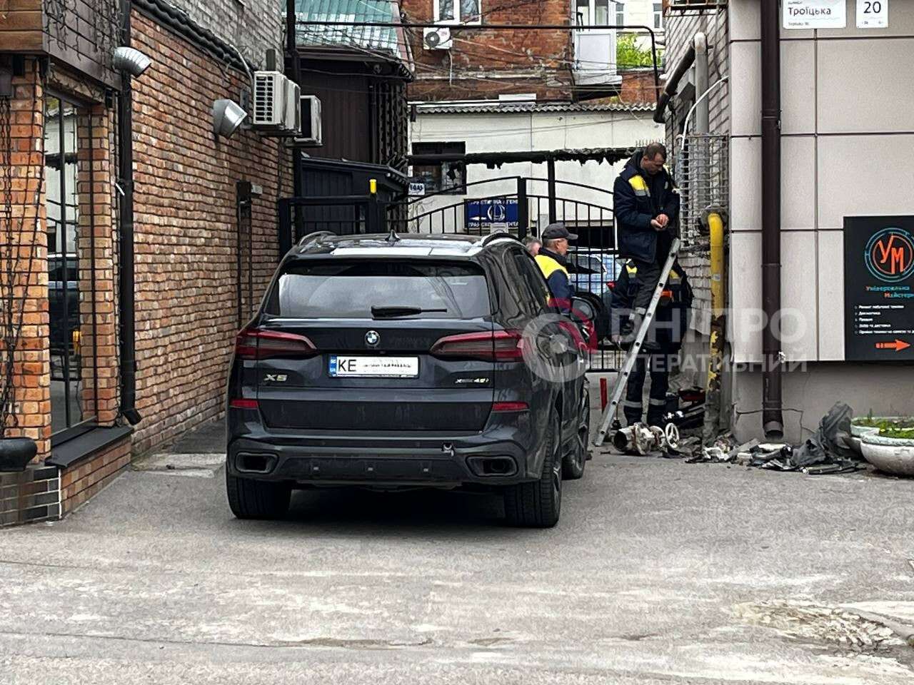 BMW въехал в газовую трубу на Троицкой 22.04: подробности и фото