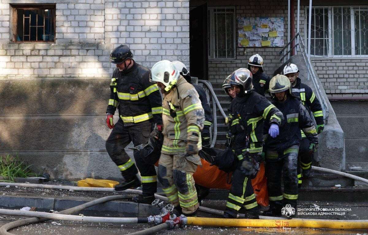 Кількість жертв нічного удару по Дніпру зросла до трьох: оновлені дані
У Дніпрі на місці влучання “Шахеда” по будинку триває пошуково-рятувальна операція. На жаль, під завалами знайшли ще одного загиблого. Таким…