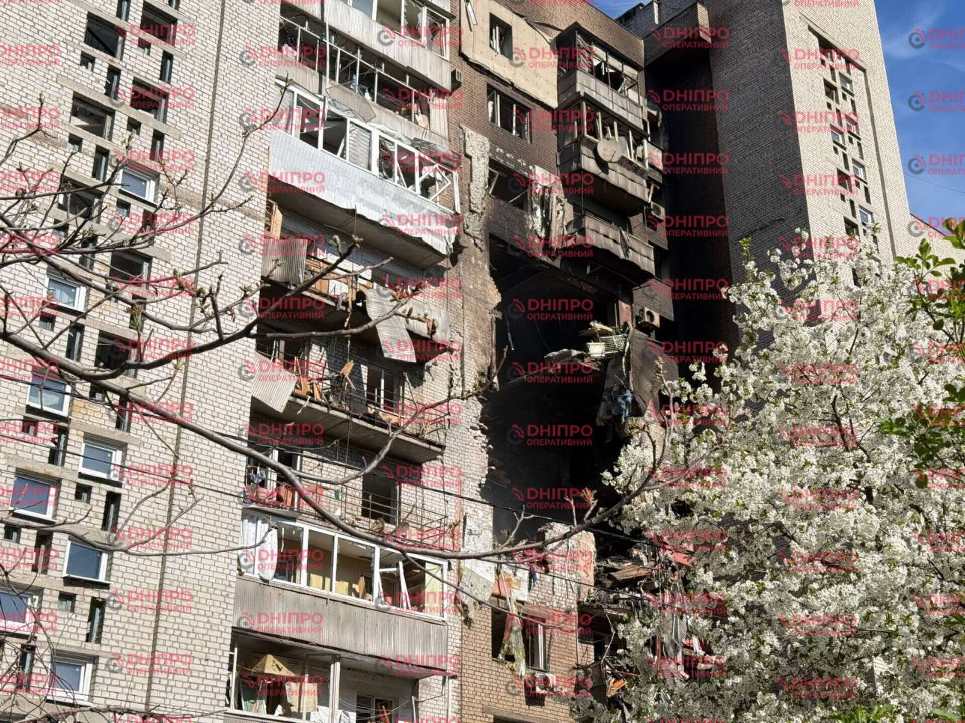 У Дніпрі триває ліквідація наслідків атаки: що відбувається на місцях влучань
У Дніпрі триває ліквідація наслідків нічної атаки російських військ. Рятувальна операція не припиняється, екстрені служби розбирають завали та стабілізують пошкоджені…