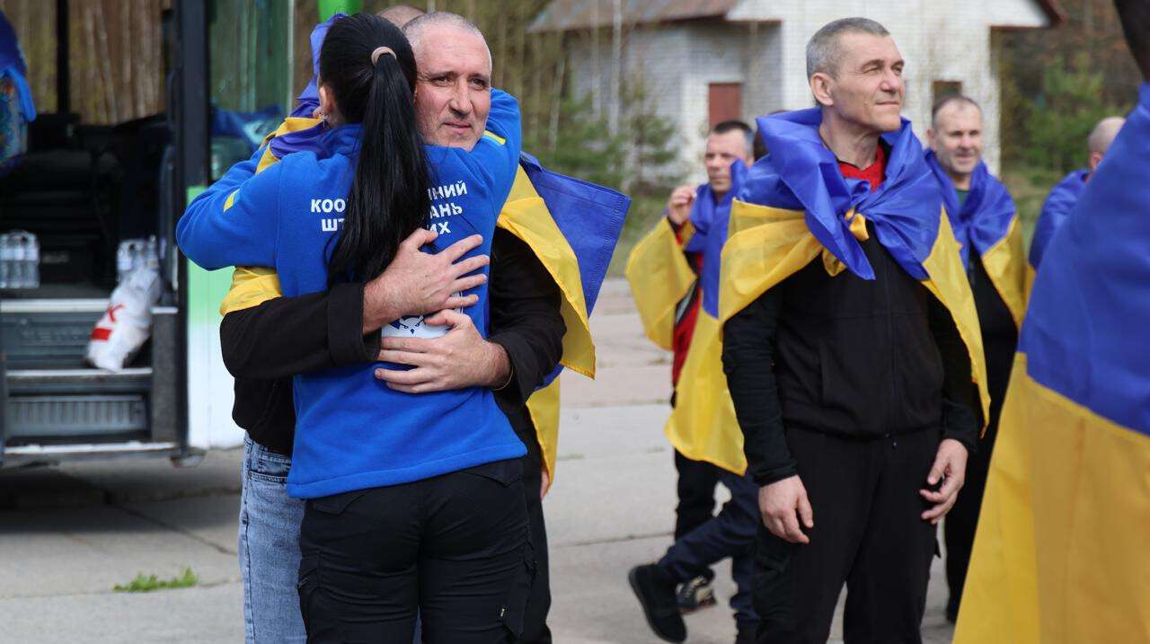 73-й обмен военнопленными 24.04: домой вернулись 193 Защитника