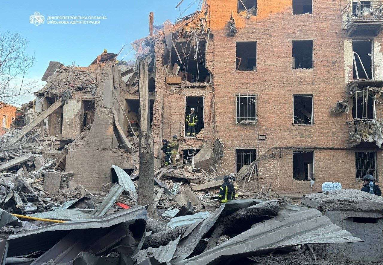 Вибухи у Дніпрі вночі 25 квітня - ворог масовано атакував місто, серед поранених є дитина