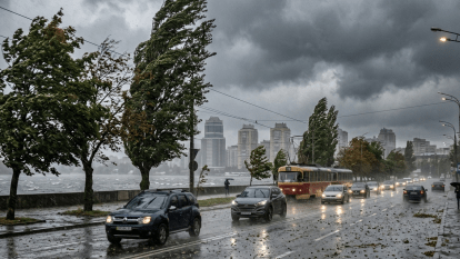 Дніпро накрила негода: як водіям захистити автомобілі від можливого «деревопаду»