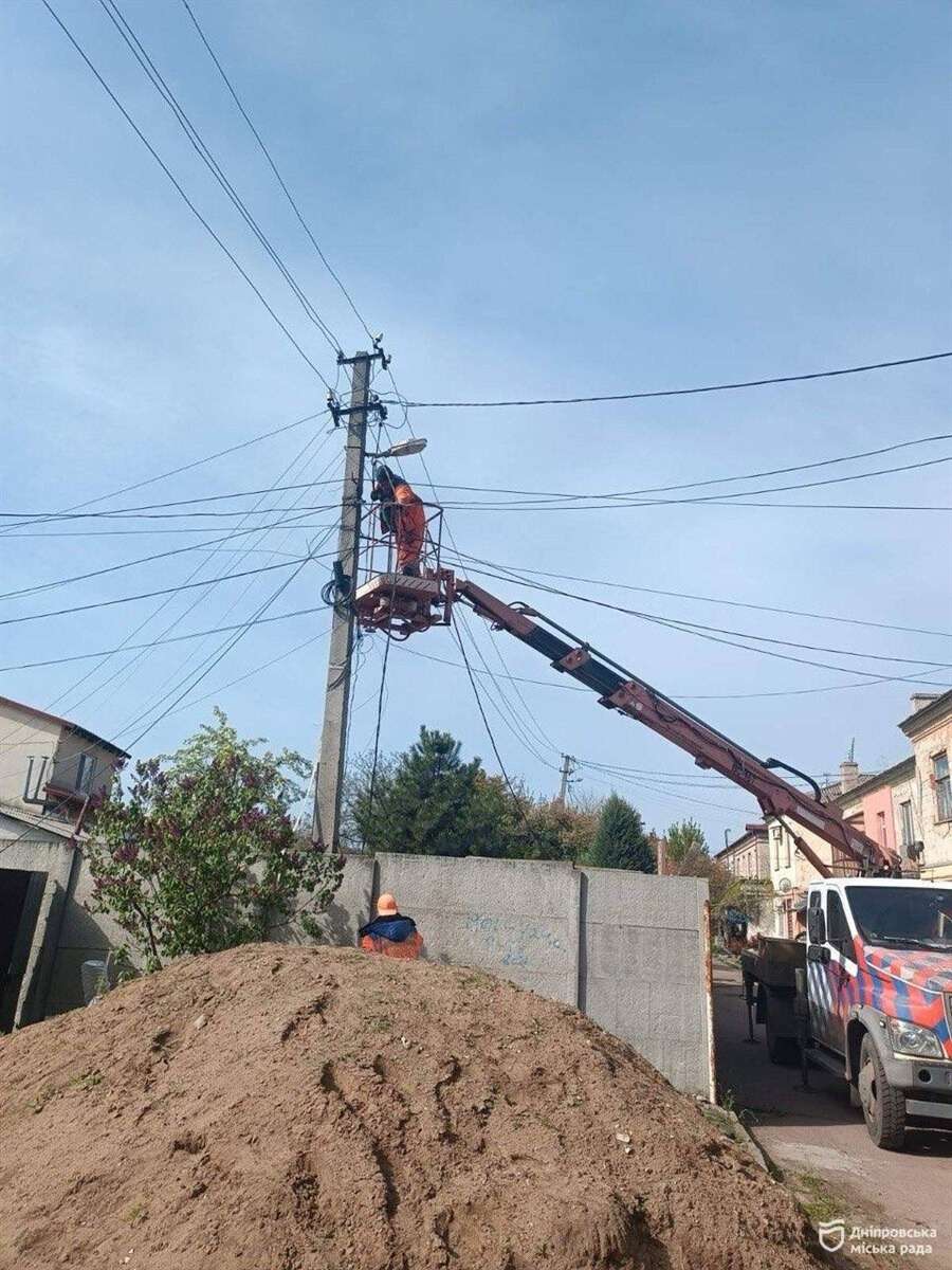 Буревій у Дніпрі: комунальники ліквідовують наслідки негоди