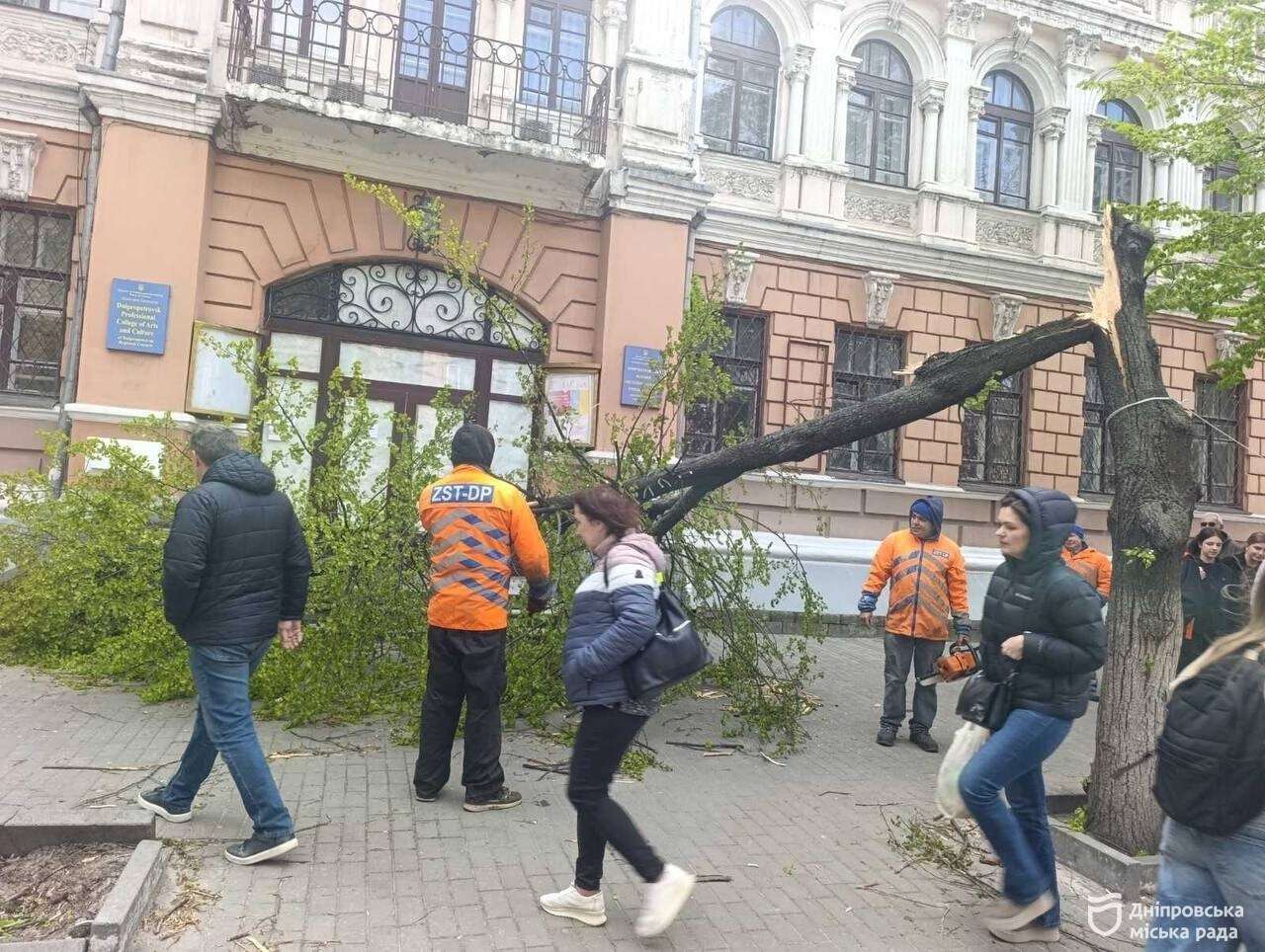 Буревій у Дніпрі: комунальники ліквідовують наслідки негоди
