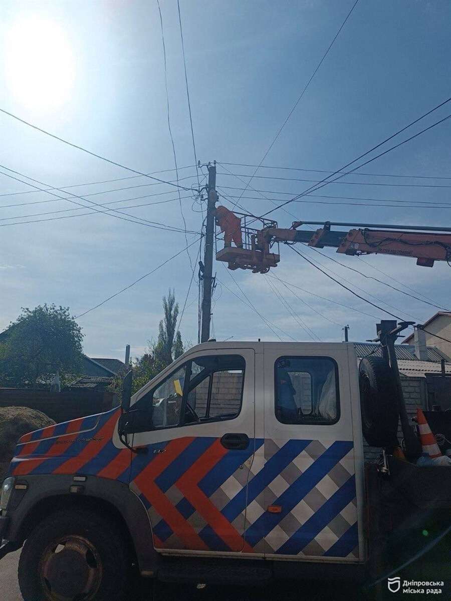 Буря в Днепре: коммунальщики ликвидируют последствия непогоды