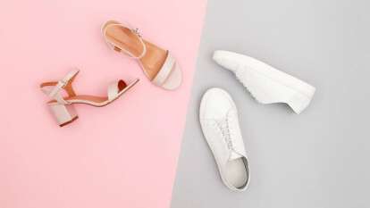 Босоніжки vs кросівки: чесний бій за ваше літо